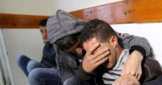 صور.. استشهاد فلسطينى بقذيفة دبابة إسرائيلية أطلقت على غزة