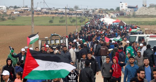 آلاف الفلسطينيين يتوجهون للصلاة فى الأقصى.. والاحتلال يحول القدس لثكنة عسكرية