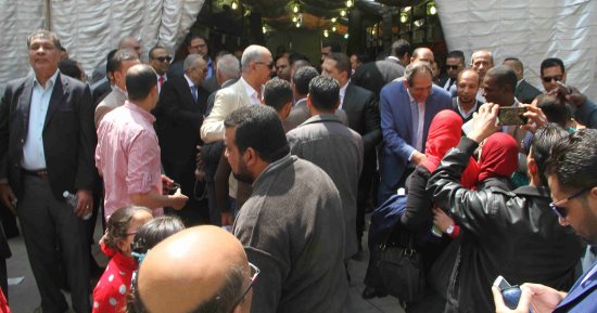 توافد أعضاء الوفد بالمحافظات على المقر الرئيسى بالدقى لانتخاب رئيس الحزب