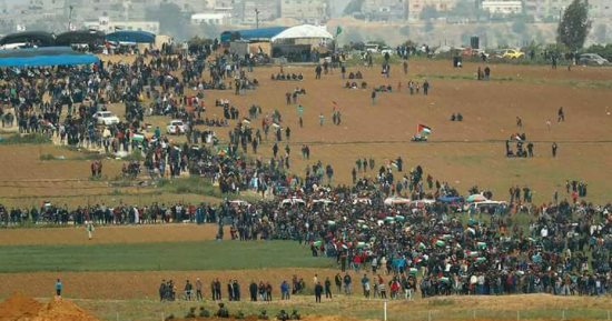 الفلسطينيون يتوافدون على حدود غزة للمشاركة فى جمعة "عمال فلسطين"