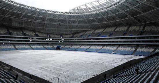 كأس العالم 2018.. تغطية ملعب سامارا بعد تركيب الأرضية بـ"النجيل"