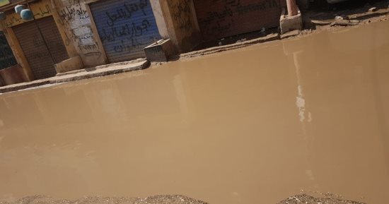 شكوى من غرق شوارع كفر طهرمس بمياه الصرف الصحى