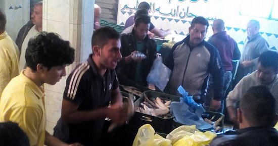 صور.. أهالى العريش يعلنون الحرب على تجار الأزمات فى الأسواق