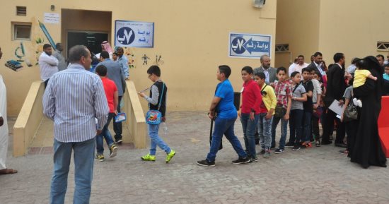 صور.. توافد الطلاب المصريين فى السعودية على لجان الامتحانات