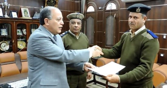 فيديو.. مدير أمن كفر الشيخ يكرم مساعد شرطة لأمانته