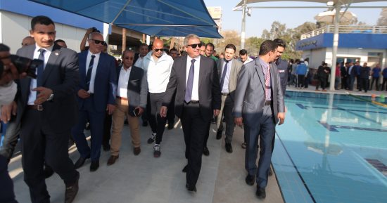 صور.. وزير الرياضة يتفقد مجمع حمامات سباحة فريدة عثمان بحضور اللاعبة