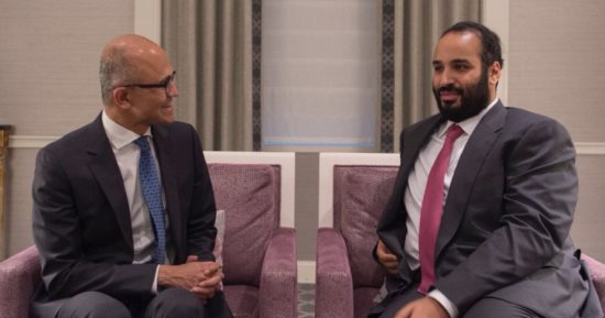صورة.. ولى العهد السعودى يلتقى بالرئيس التنفيذى لشركة مايكروسوفت