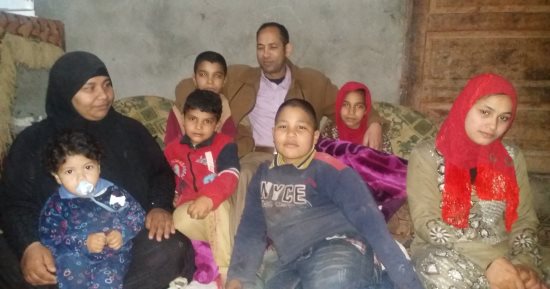 صور.. مأساة أسرة 7 أفراد لا تجد من يأويها بالشرقية وتعيش بـ400 جنيه شهريا