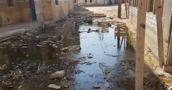 شكوى من انتشار القمامة ومياه الصرف الصحى بقرية سرسنا فى الفيوم