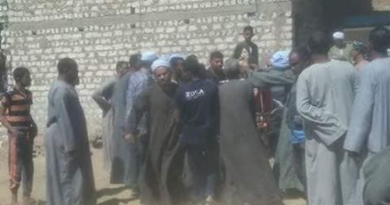 صور.. مصرع عامل وإصابة آخر انهار عليهما حائط أثناء هدم مبنى جمعية بالأقصر