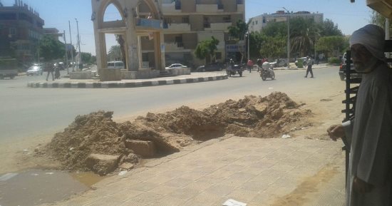 صور اضبط مخالفة.. أعمال حفر تهدد المارة أمام مستشفى الداخلة العام