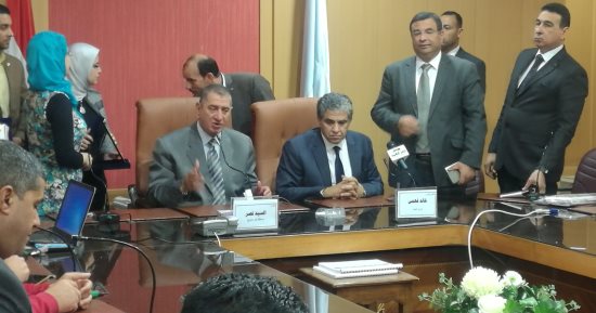 محافظ كفر الشيخ يكرم وزير البيئة ويمنحه درع المحافظة