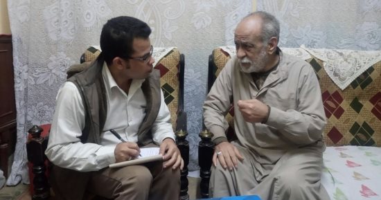 صور.. عم "بدر" مُسِن يعيش برئة واحدة ومصاب بتليف فى الكبد.. ويؤكد: "محتاج علاج على نفقة الدولة وشقة إن شالله أوضة وصالة.. عليا فواتير كهرباء 4 شهور.. معاشى 450 جنيها ولولا أهل الخير ما عرفش كنت هعمل إيه"