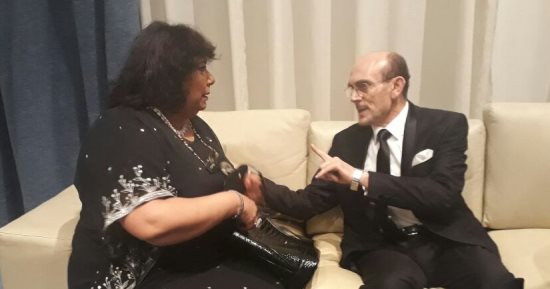 شاهد.. حديث جانبى بين وزيرة الثقافة ومحمد صبحى قبل تكريمه بـ"شرم الشيخ للمسرح"