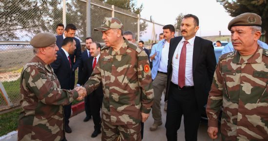  "بجاحة أردوغانية".. رئيس تركيا يرتدى الزى العسكرى على حدود سوريا "صور"
