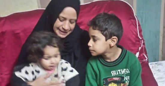 صور.. مرفت أرملة تعول 4 أطفال كل دخلها 250 جنيها وتطالب بمعاش