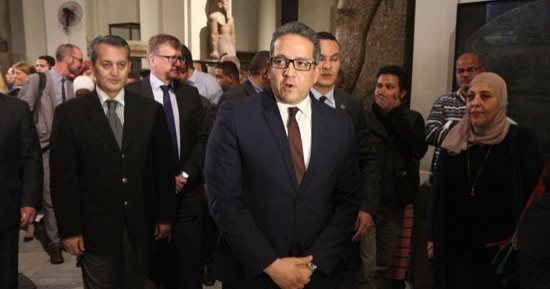 صور.. وزير الآثار يفتتح معرض "مصر على الزجاج" بالمتحف المصرى