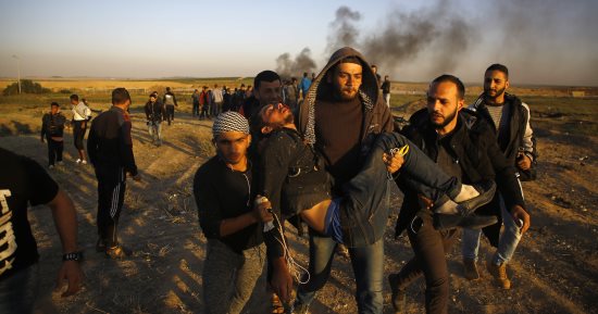 صور.. إصابة 8 فلسطينيين أحدهم بجروح خطيرة فى مواجهة مع الاحتلال شرق غزة