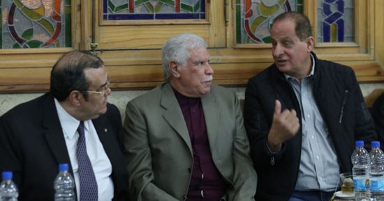 صور.. أبو ريدة ومنصور والمعلم فى عزاء والدة إيهاب لهيطة