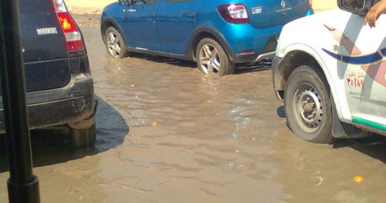 شكوى من تعطل المرور أمام حديقة بدر بجسر السويس بسبب كسر ماسورة مياه