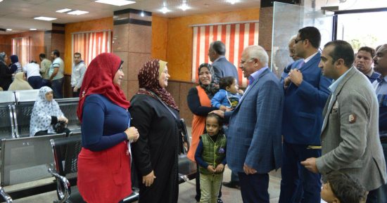 نصف شهر مكافأة للعاملين بحى الزهور فى بورسعيد