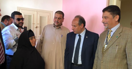 صور.. محافظ الإسكندرية يسلم منازل مشروع سترة لقاطنيها