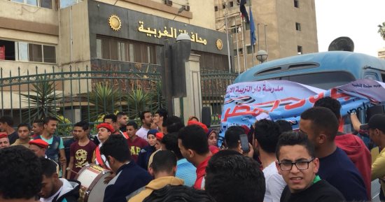 فيديو وصور.. احتفالات شعبية أمام محافظة الغربية بعد إعلان فوز الرئيس السيسى
