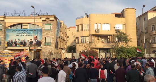 فيديو وصور.. أهالى القاهرة الجديدة يحتفلون بفوز الرئيس السيسى