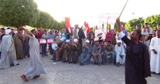 فيديو وصور.. أهالى أسوان يحتفلون بفوز الرئيس السيسى بانتخابات الرئاسة بميدان المحطة 