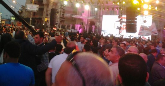 توافد المواطنين بمحطة الرمل للاحتفال بفوز السيسى لفترة ثانية