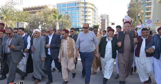 فيديو.. محافظ مطروح يتقدم مسيرة بشوارع المحافظة احتفالا بفوز الرئيس السيسي