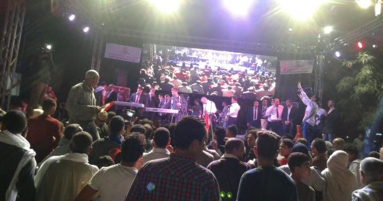فيديو.. الآلاف يحتفلون بفوز السيسى على نغمات الأغانى الوطنية بميدان روكسى