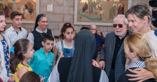 صور.. أسماء الأسد تزور ديرا فى دمشق لتهنئه المسيحيين بعيد الفصح