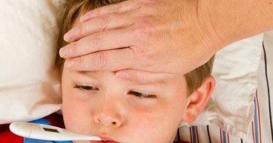 احترسى.. هذه العادات لا تعالج طفلك من السخونية وقد تضر بصحته  