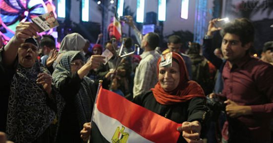 أتوبيس مكشوف يوزع الحلوى على المحتفلين بفوز السيسي بانتخابات الرئاسة بروكسى