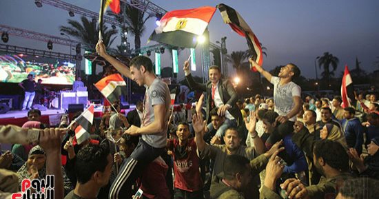 أهالى البحيرة يحتفلون بفوز السيسى على أنغام المزمار البلدى