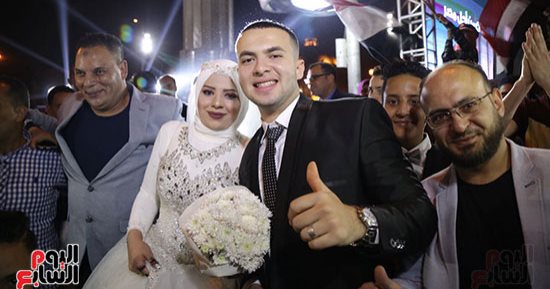 عروسان يشاركان المواطنين الاحتفال بفوز السيسي أمام جامعة القاهرة 
