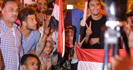 شباب جامعة القاهرة يتفاعلون مع الأغانى الوطنية احتفالا بفوز السيسى (صور)