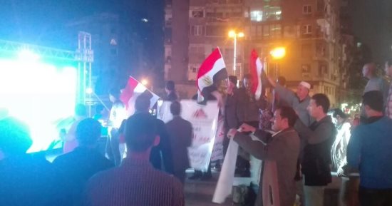 مواطنون يحتفلون بفوز السيسي فى انتخابات الرئاسة بميدان الدقى.. صور