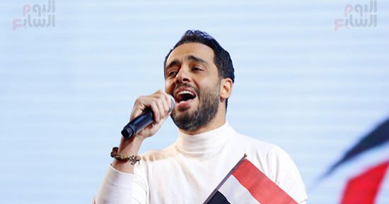  رامى جمال يبدأ أولى فقرات احتفالية "كلنا معاك من أجل مصر" بالتجمع الخامس (صور)