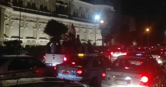 مسيرة بالسيارات على كوبرى قصر النيل احتفالا بفوز السيسي (صور)