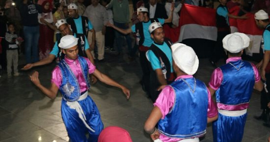 أهالى السويس يحتفلون بفوز الرئيس السيسي بفترة رئاسية جديدة على أنغام السمسمية