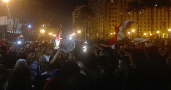 صور.. مواطنون يحتفلون بفوز السيسى فى انتخابات الرئاسة بميدان التحرير