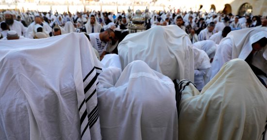 صور.. آلاف اليهود يحتشدون فى القدس لحضور صلاة "كوهانيم" بمحيط الجدار الغربى