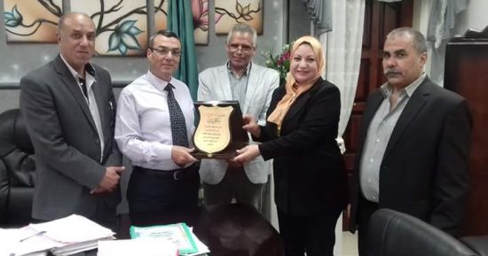 هيئة كير الدولية تمنح درع التميز لوكيل أول وزارة التربية والتعليم بالشرقية