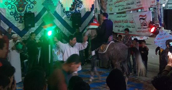 صور.. الدمايطة يحتفلون بفوز الرئيس باستعراض للخيل والتنورة