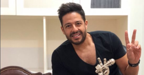 محمد حماقى ينشر صورة ممسكًا بجائزة ذا فويس ويوجه رسالة للحكام