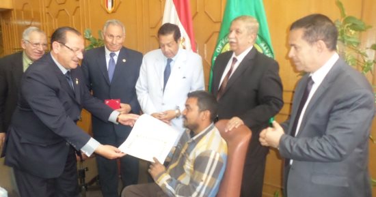 صور.. محافظ الإسماعيلية يكرم مواطنا معاقا أصر على الإدلاء بصوته بالانتخابات