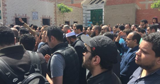 صور .. دفن جثمان احمد خالد توفيق بمقابر العائلة فى طنطا