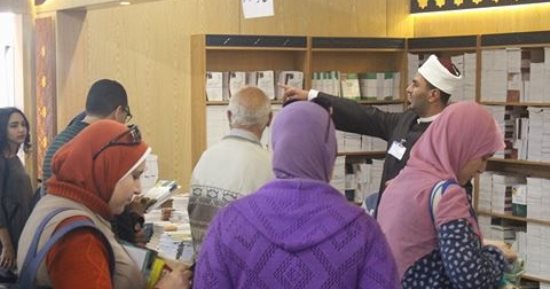 إقبال على إصدارات مجمع البحوث بجناح الأزهر بمعرض الإسكندرية للكتاب